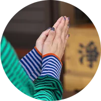 本堂でお参り